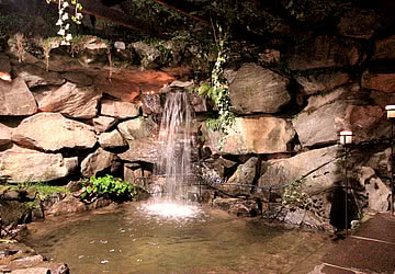 Grotte mit Wasserfall zum Abkühlen nach dem Saunagang